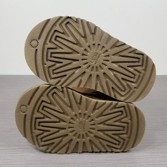 UGG Bailey Button II Kids Boot, Tan Suede, Toddlers Size 6 US / 22.5 - Picture 11 of 13